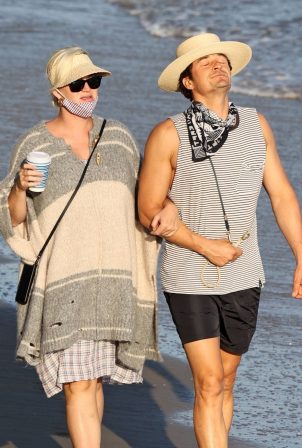Katy Perry and Orlando Bloom - Seen on a beach in Santa Monica