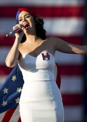 Katy Perry - Performs during a rally for Hillary Clinton in Des Moines