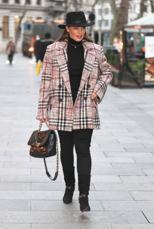 Index of /wp-content/uploads/photos/kelly-brook/wears-a-trendy-jacket