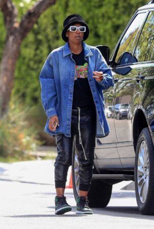 Kelly Rowland - Running errand in Beverly Hills