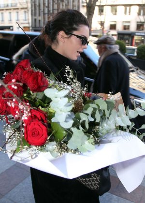 Kendall Jenner at a Bouquet of Red Roses - Arriving at her hotel in Paris