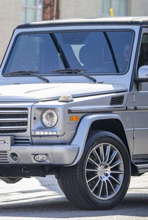 Kendall Jenner - Pictured with her Mercedes-Benz G-Class at a studio in Los Angeles