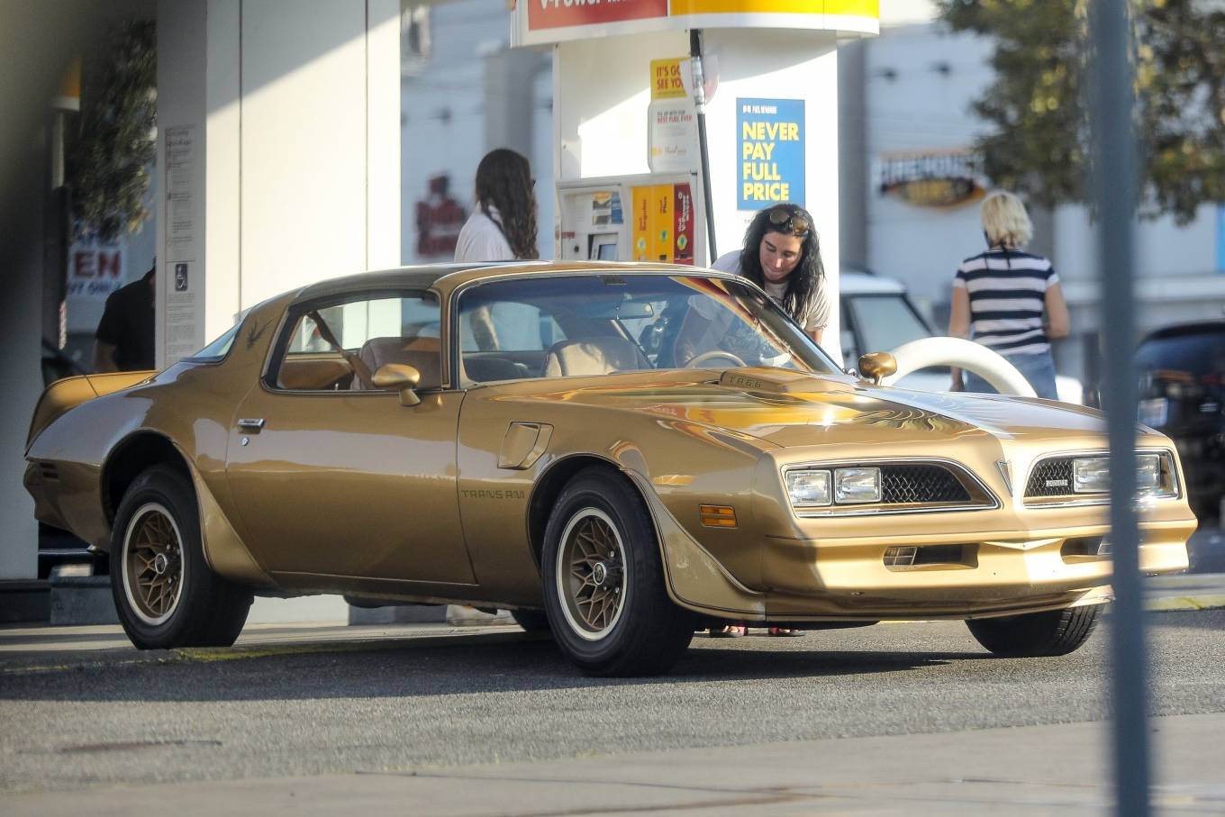 Kesha – Seen at a gas station in Los Angeles