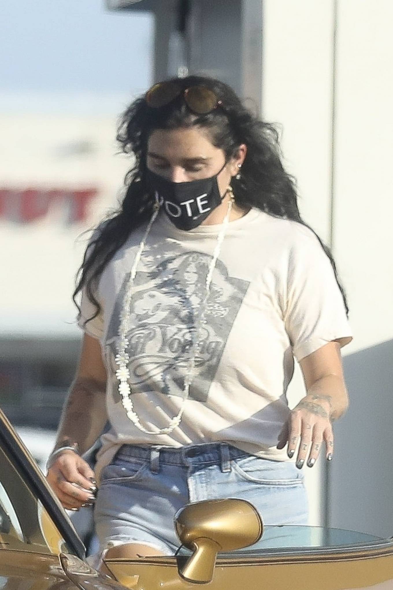 Kesha – Seen at a gas station in Los Angeles