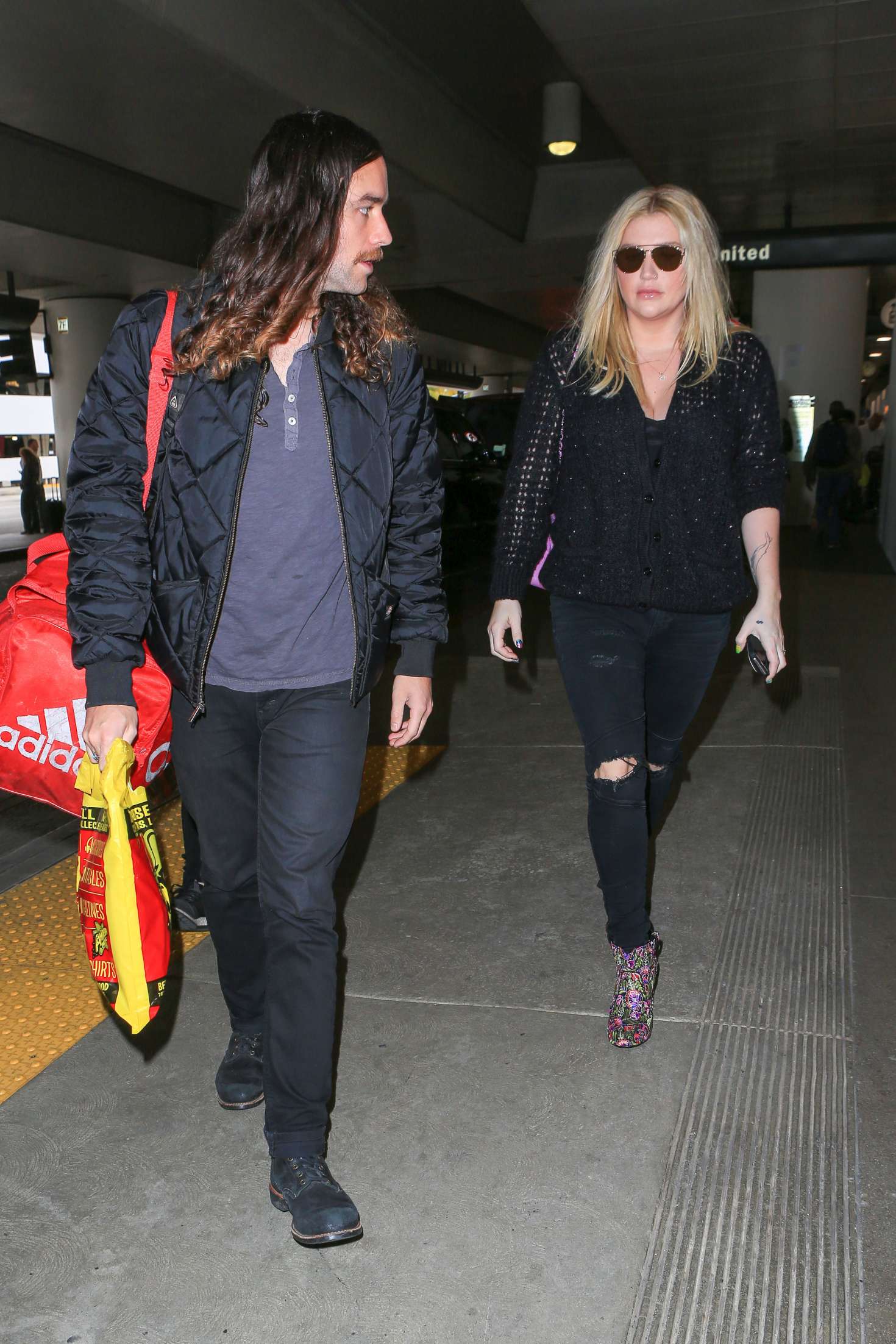 Kesha With Boyfriend Brad Ashenfelter At Lax Airport 21 Gotceleb