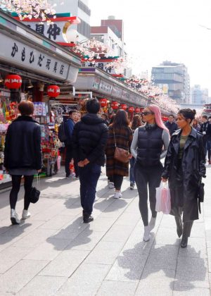 Kim and Kourtney Kardashian - Have a day of shopping in Tokyo