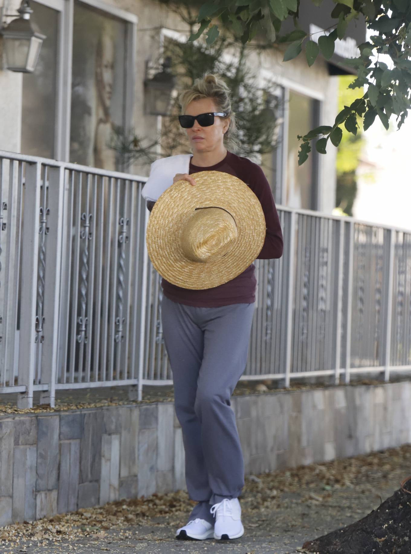 Kim Basinger 2021 : Kim Basinger – out for a walk in Los Angeles-01