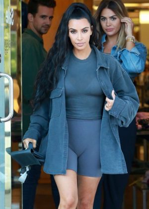 Kim Kardashian - Shopping at Barneys NY in Los Angeles