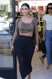 Kim Kardashian - Stops by Ulta Beauty Cosmetics Store in Calabasas