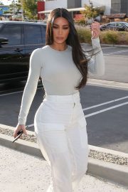 Kim Kardashian - Visit to her husband's warehouse in Los Angeles