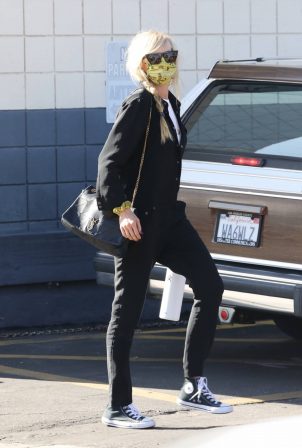 Kimberly Stewart - With her new Range Rover getting windows tinted in Los Angeles