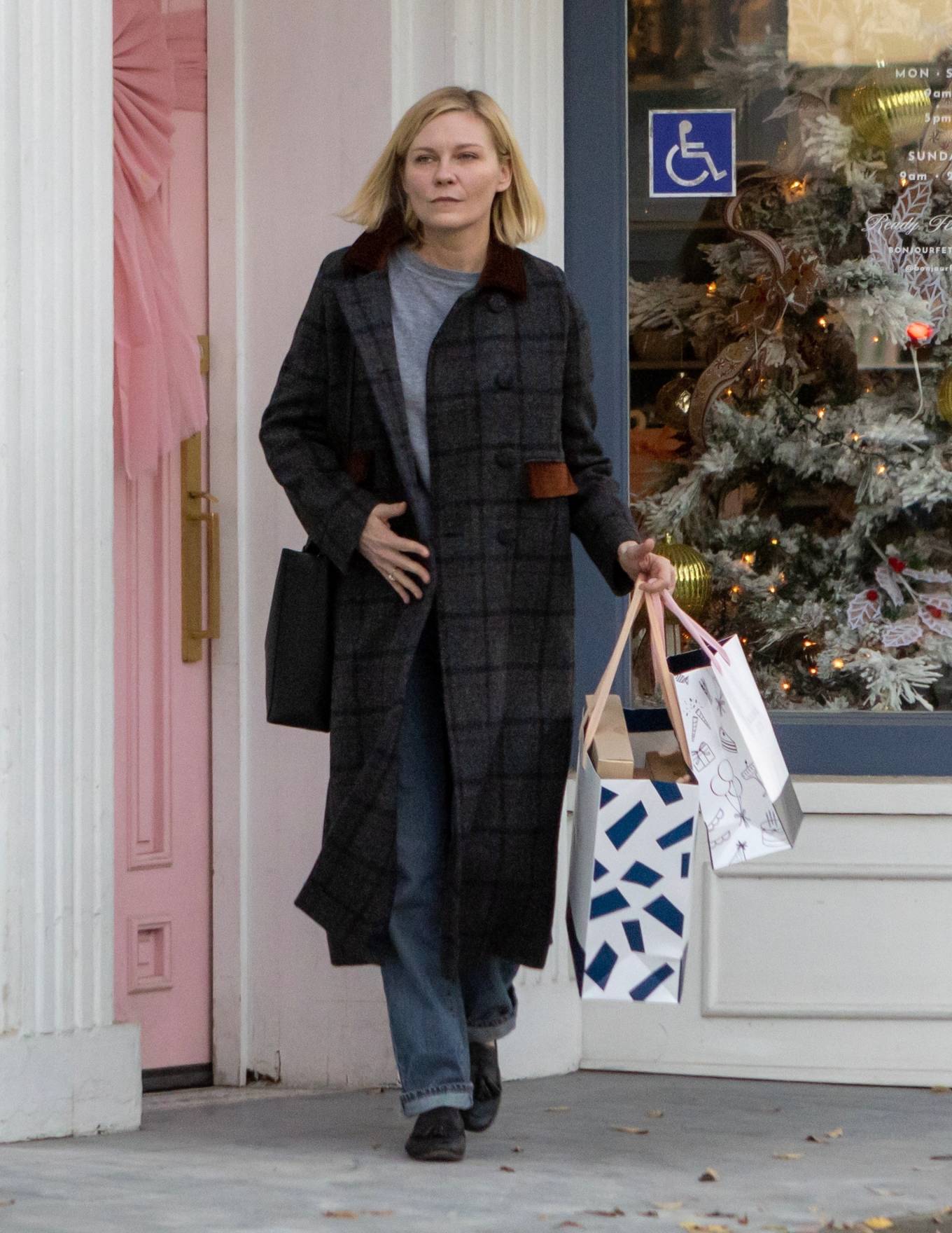 Index of /wp-content/uploads/photos/kirsten-dunst/christmas-shopping