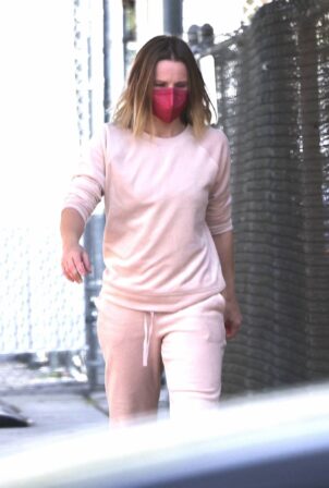 Kristen Bell - Steps out for a walk in Los Feliz