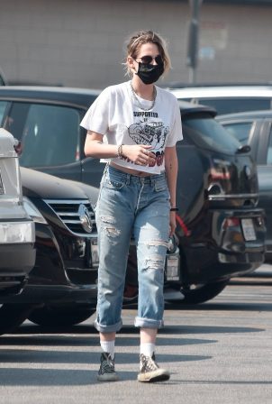 Kristen Stewart - In ripped denim goes grocery shopping at Gelson's in Los Angeles