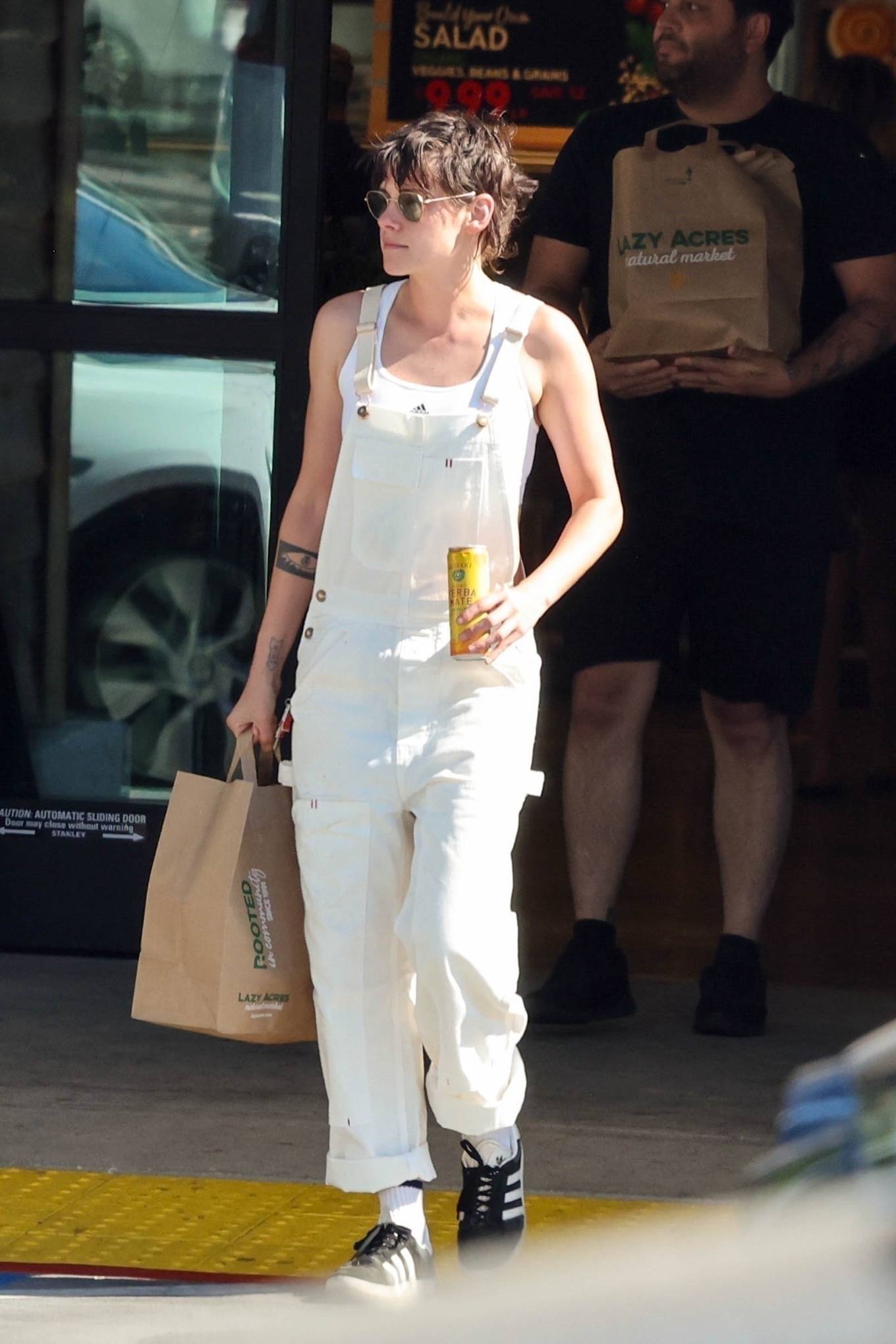 Kristen Stewart 2023 : Kristen Stewart – Seen shopping at Lazy Acres Market in Los Feliz-01