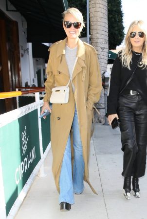 Laeticia Hallyday - Grabs lunch with a friend at Cipriani Los Angeles