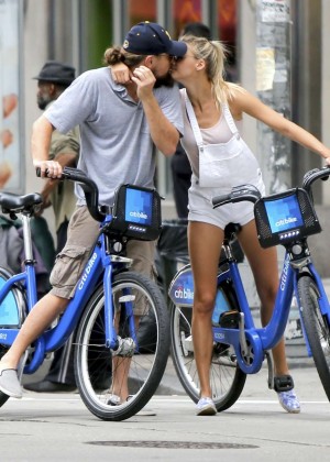Leonardo DiCaprio & Kelly Rohrbach Get Kissing in NYC