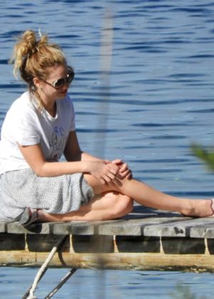 Lily James out in Vis
