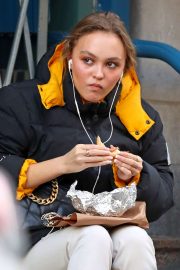 Lily Rose Depp - Grabbing a coffee and a bite to eat in New York