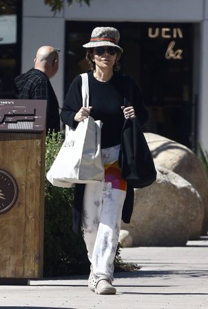 Lisa Rinna - Running errands as she goes grocery shopping at Erewhon in Studio City