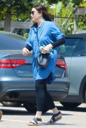 Liv Tyler - Steps out for lunch in Malibu