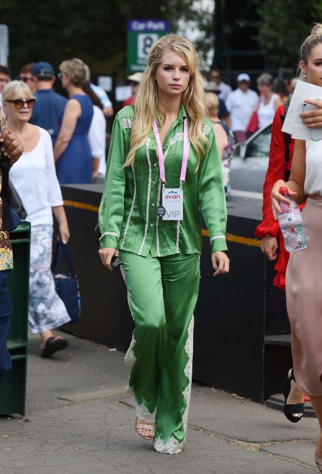 Index of /wp-content/uploads/photos/lottie-moss/arriving-at-wimbledon