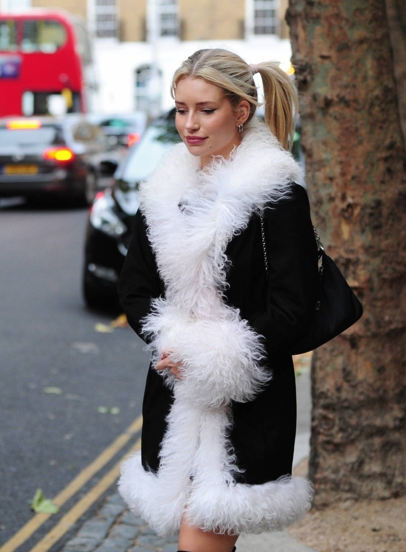 Lottie Moss – Looking cute at the Bluebird cafe in London