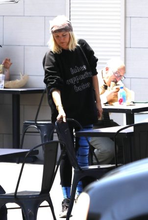 Malin Akerman - On a lunch with some friends in Los Angeles