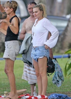 Margot Robbie and Tom Ackerley have a picnic by the beach in Hawaii