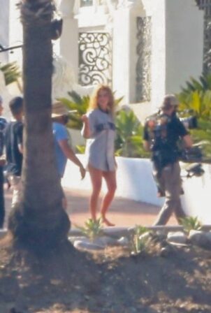 Margot Robbie - Films a scene for 'Babylon' at a mansion in Los Angeles