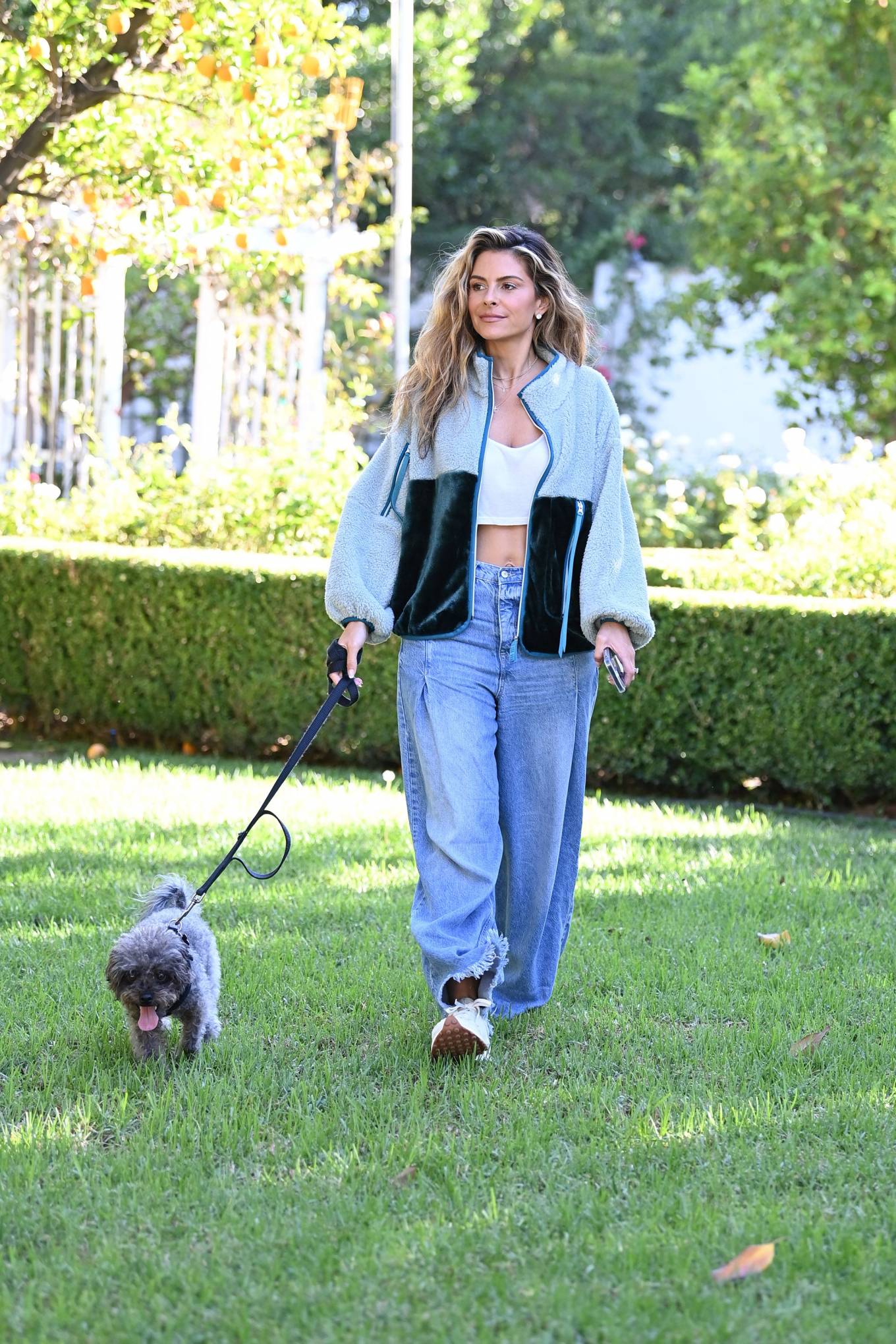 Index of /wp-content/uploads/photos/maria-menounos/walking-her-dog-in