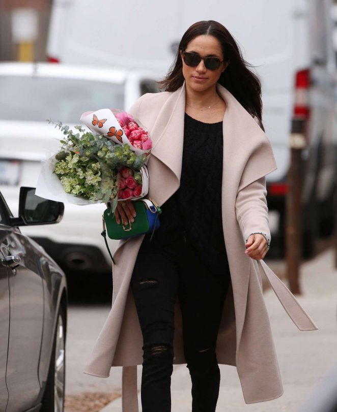 Meghan Markle: Shopping for flowers -13 | GotCeleb