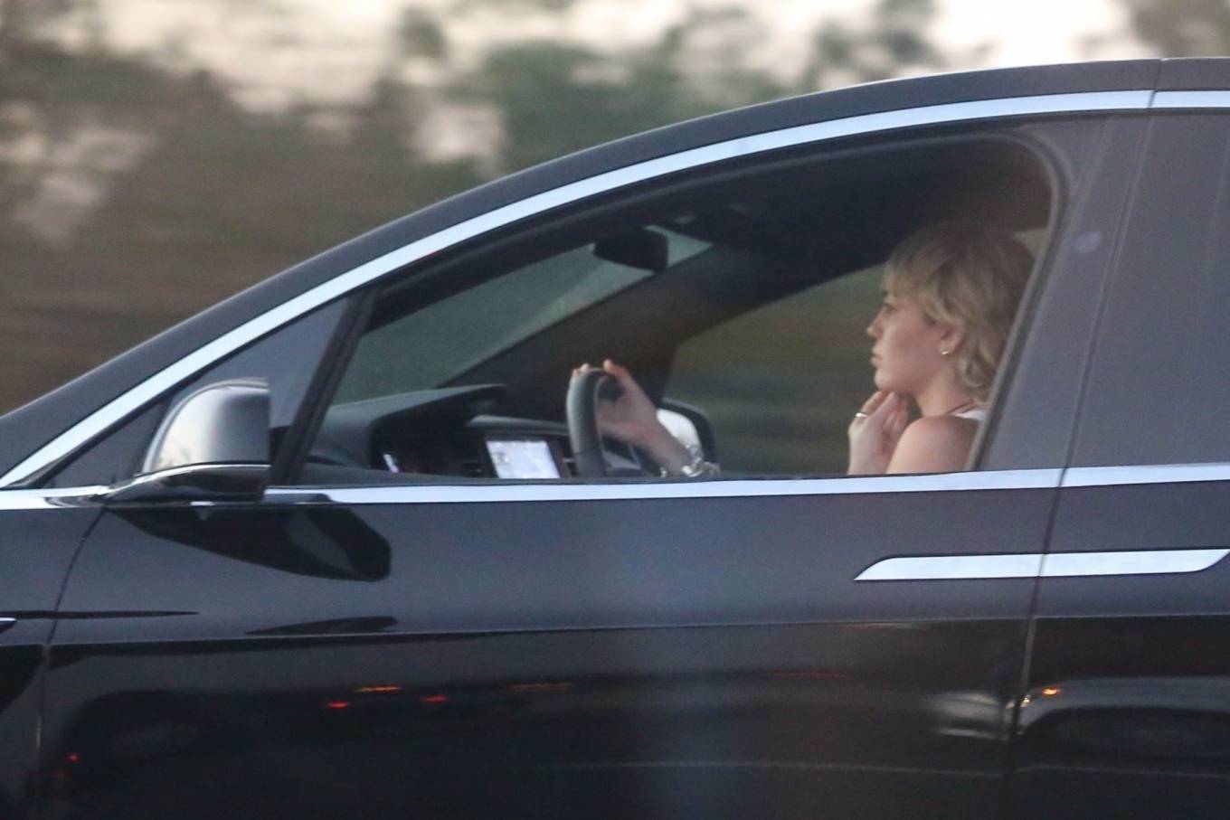 Miley Cyrus 2020 : Miley Cyrus – Driving around in Los Angeles-02