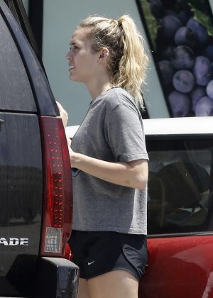 Miley Cyrus - Grocery shopping at a organic local store in Malibu