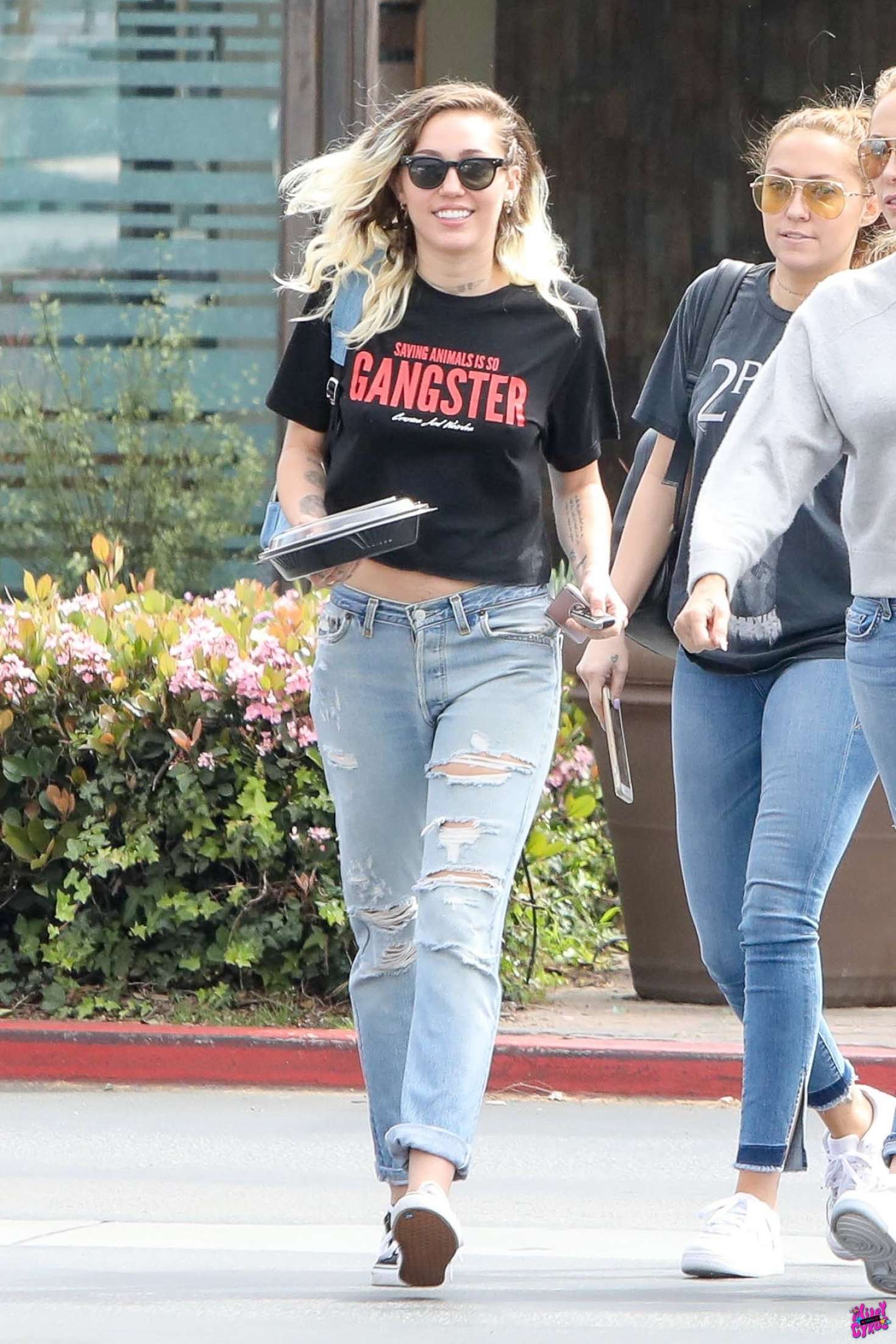 Miley Cyrus 2017 : Miley Cyrus in Jeans Out for lunch -05