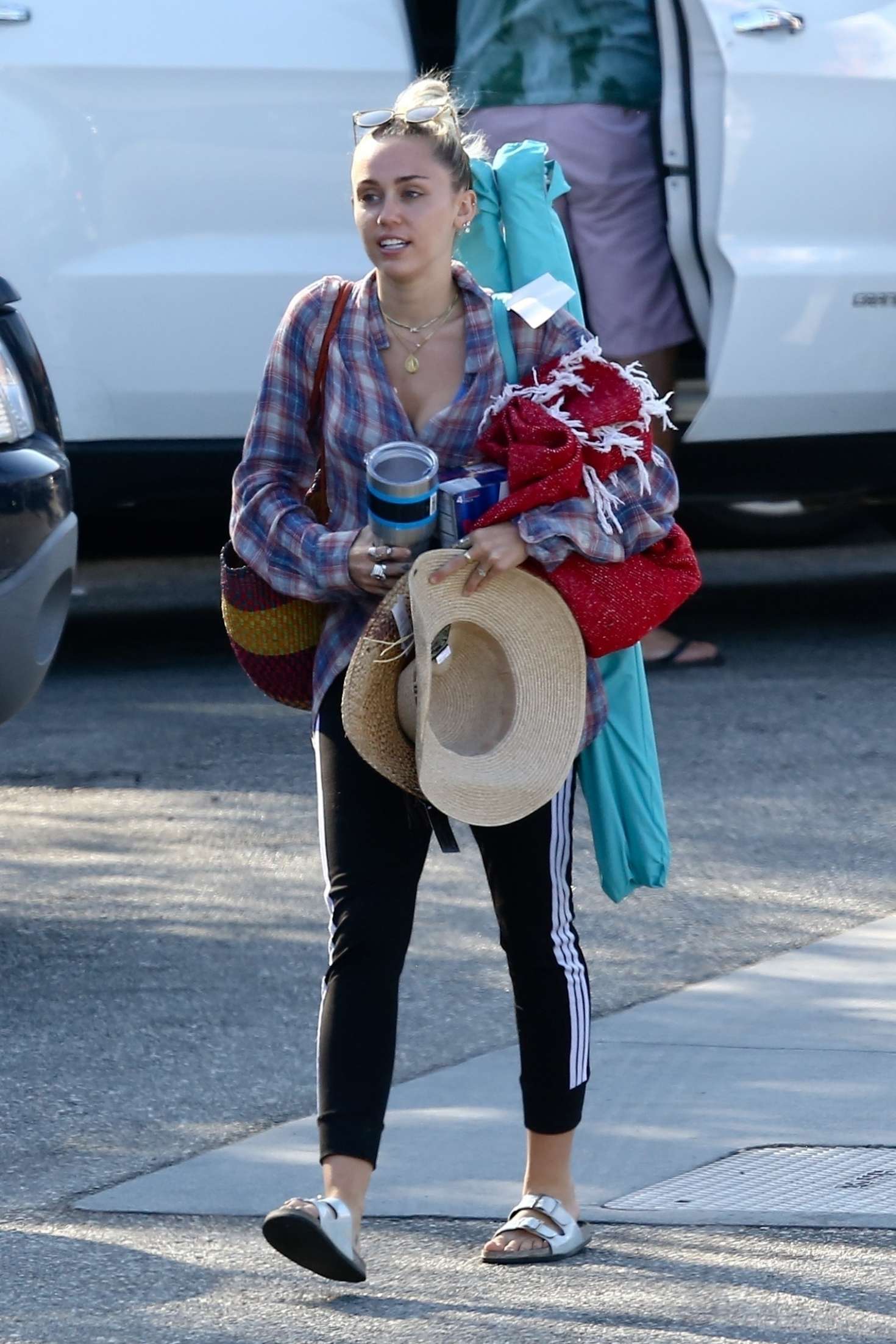 Miley Cyrus 2017 : Miley Cyrus out for shopping at Pavilions -03