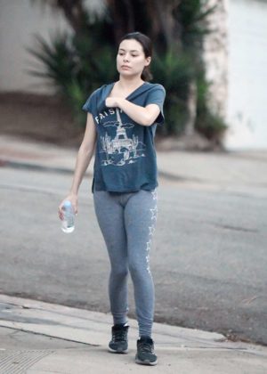 Miranda Cosgrove: Make up free with a friend in Los Angeles-02 | GotCeleb