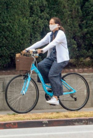 Molly Shannon - Goes for a ride on her bike in West Hollywood