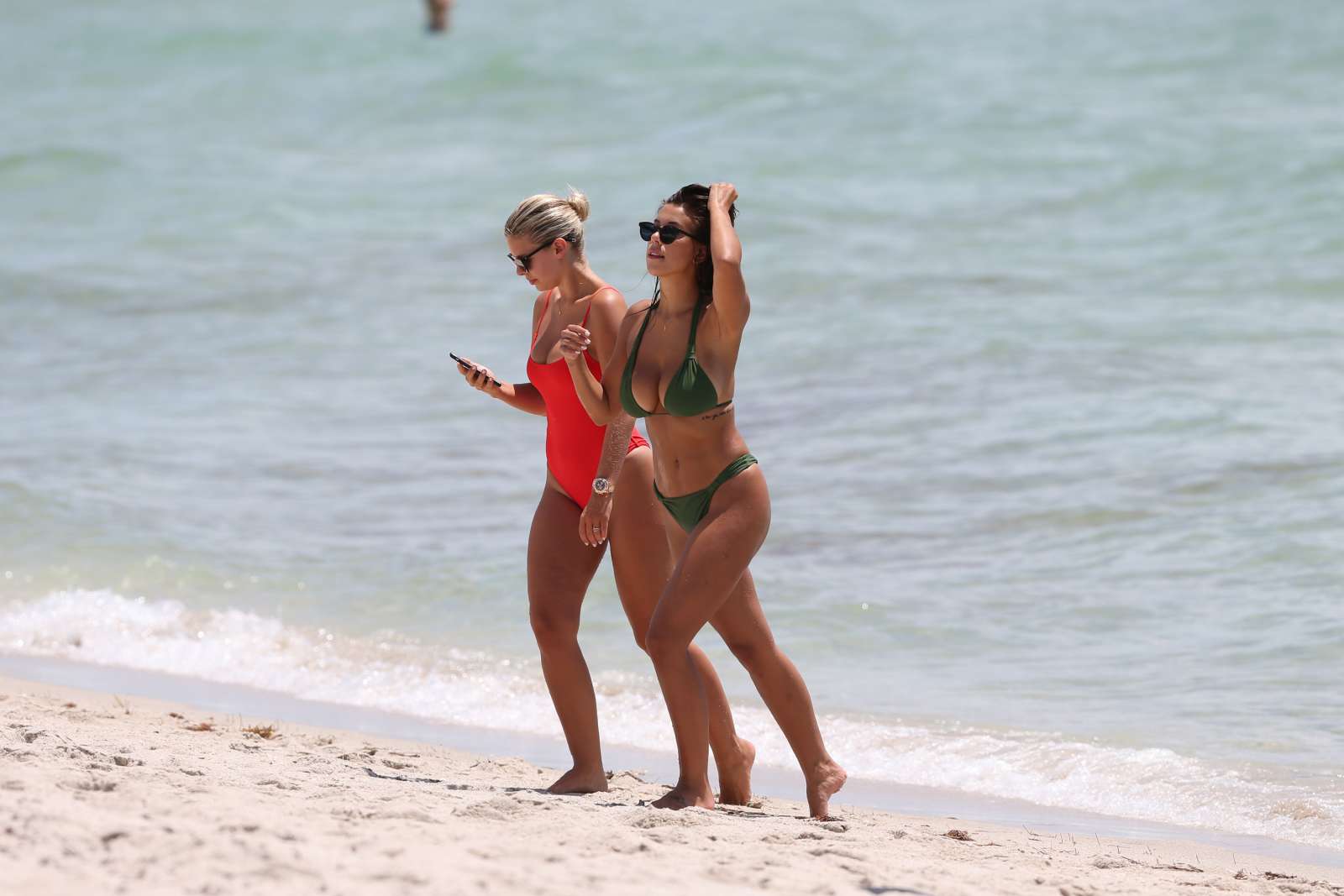 Natasha Oakley 2017 : Natasha Oakley and Devin Brugman on the beach in Miami -02