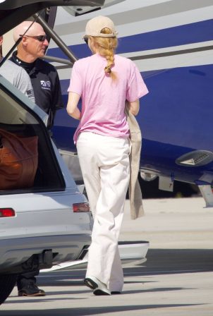 Nicole Kidman - Makes a quick getaway on her private jet in Emerson