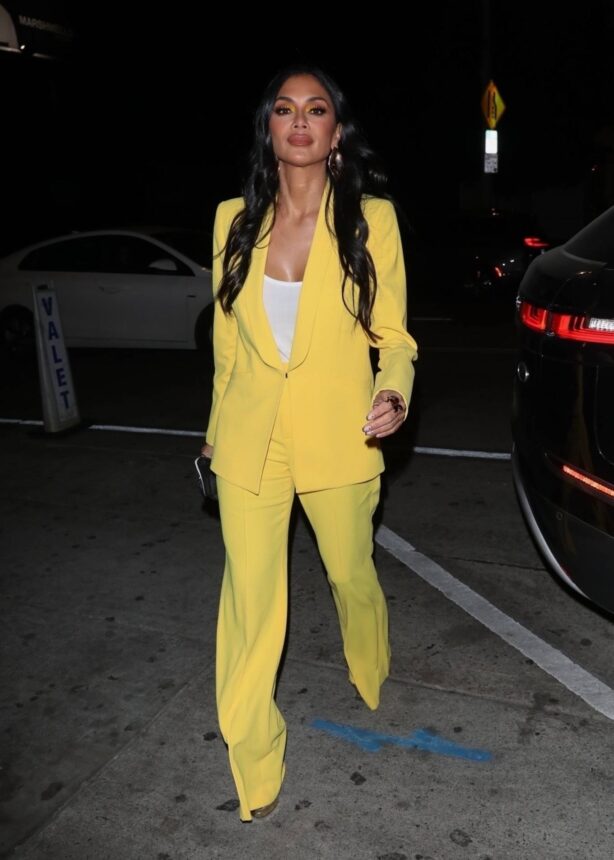 Index of /wp-content/uploads/photos/nicole-scherzinger/wears-a-canary