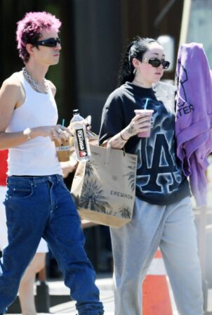 Noah Cyrus - Seen with her boyfriend at a smoothie bar in Los Angeles