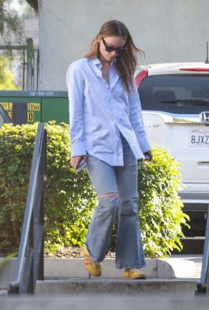 Olivia Wilde - Picking up caffe in Los Angeles