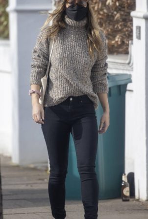 Olivia Wilde - Shopping at her local shop in London