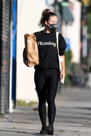 Olivia Wilde - Wears a sweatshirt in Los Angeles