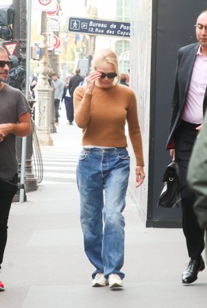 Pamela Anderson - Seen walking around Opera in Paris