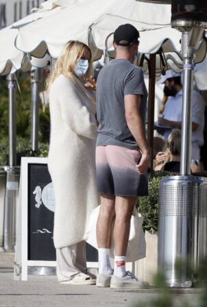 Pamela Anderson - Seen with a mystery man in Santa Monica