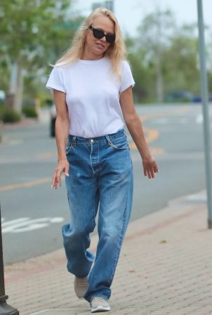 Pamela Anderson - Wore a white tee and baggy jeans at the Malibu Country Mart