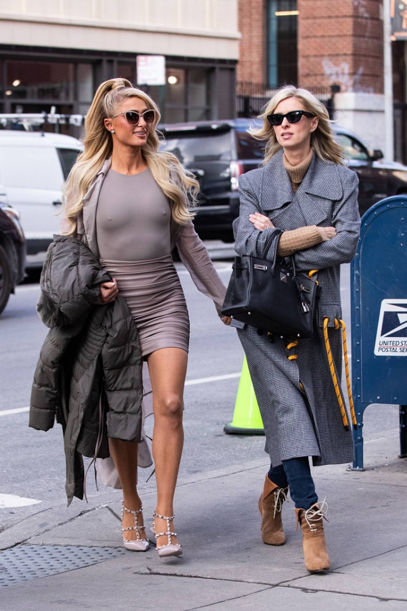 Paris Hilton 2022 : Paris Hilton – And Nicky Hilton walk through the streets of New York-01