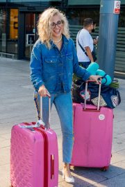 Pixie Lott in Denim - Arrives at Los Angeles International Airport